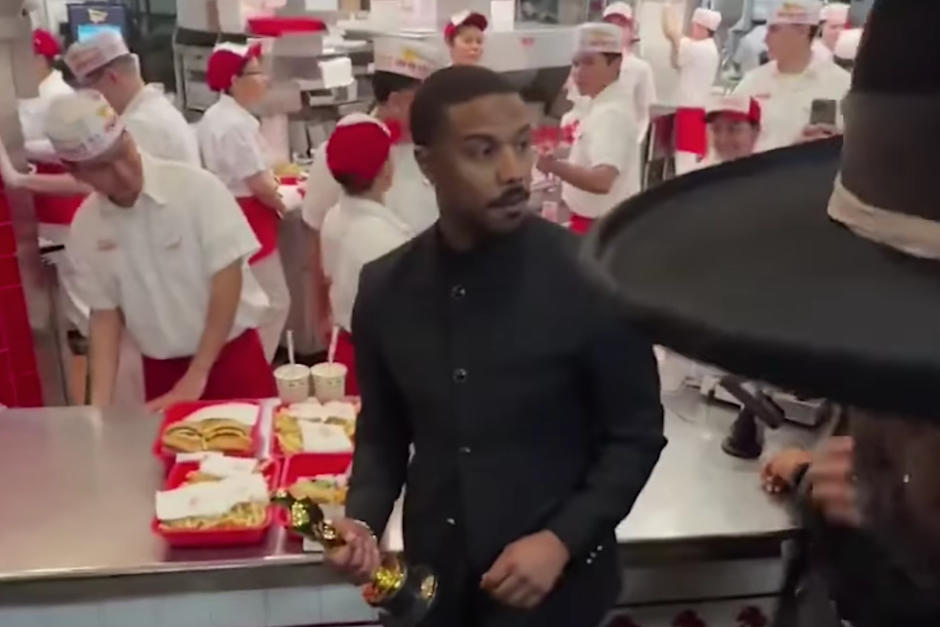 Michael B. Jordan disfrutó de una hamburguesa tras obtener su Oscar. (Foto: Captura de pantalla)