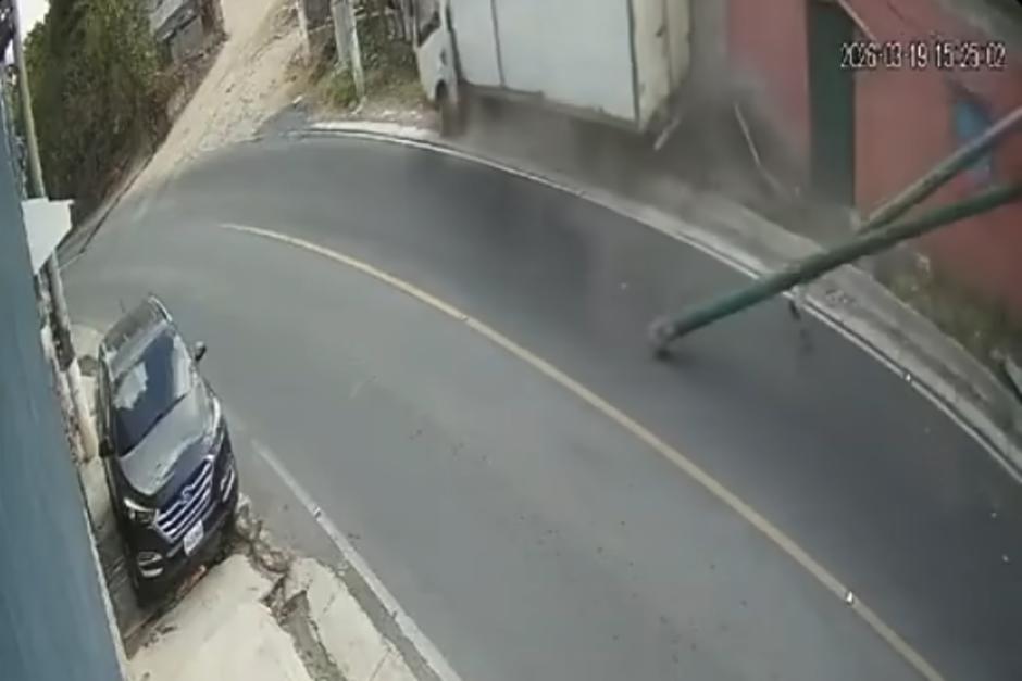 El camión terminó sobre la banqueta. (Foto: captura de video)