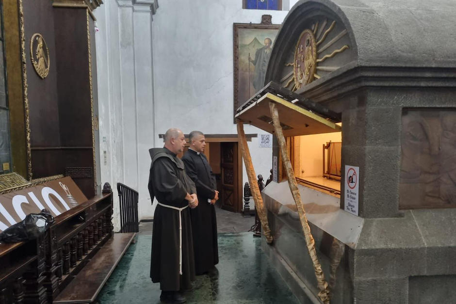 Los restos del Santo Hermano Pedro pueden ser vistos por los fieles. (Foto: Vicaría Episcopal de Sacatepéquez)