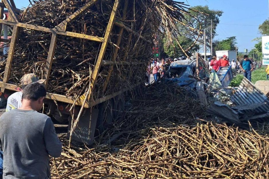 Las víctimas quedaron soterrados debajo de la caña. (Foto: redes sociales)