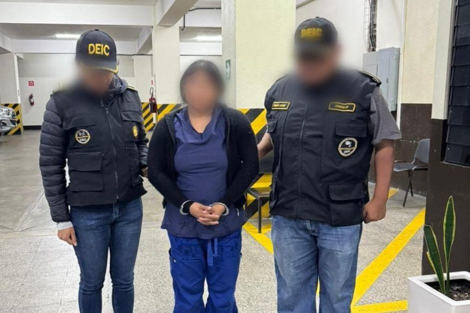 La mujer fue arrestada tras una orden de captura. (Foto: PNC)