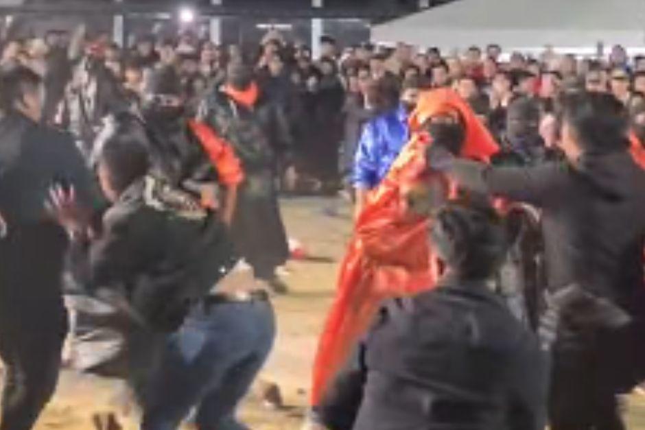 Los estudiantes iniciaron a golpearse en medio del acto de inauguración. (Foto: captura de video)