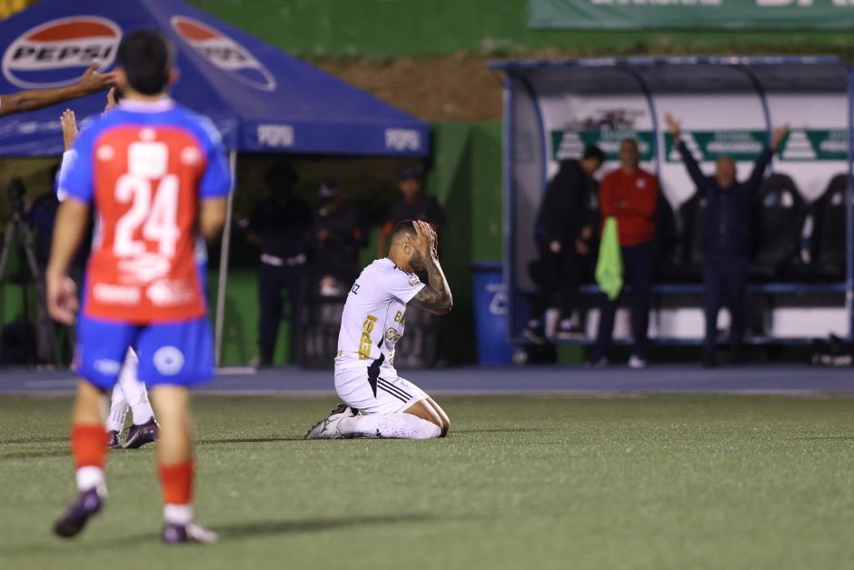 Marco Domínguez se lamenta luego de ver la segunda amarilla del partido, que lo obligó a irse antes a las duchas. (Foto: Juan Manuel Mijangos/Colaborador)