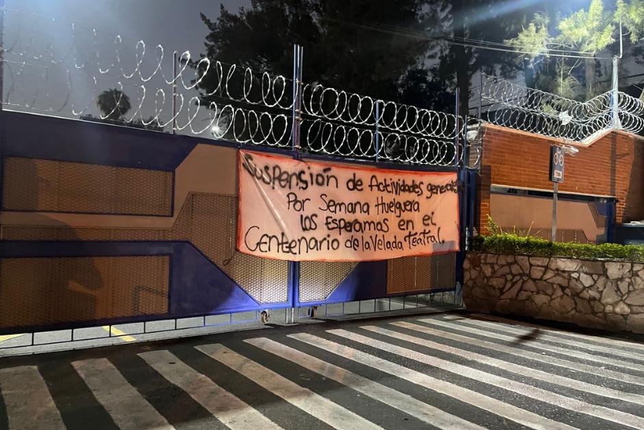 Encapuchados mantienen cerradas las entradas del centro de estudios. (Foto: Fredy Hernández/soy502)