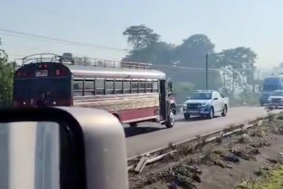 El piloto del bus extraurbano tuvo que retroceder. (Foto: Captura de video)