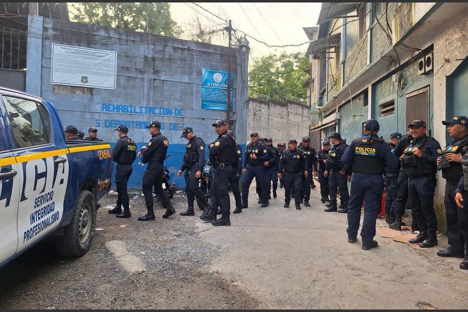La requisa en Puerto Barrios moviliza a decenas de agentes. (Foto: PNC)