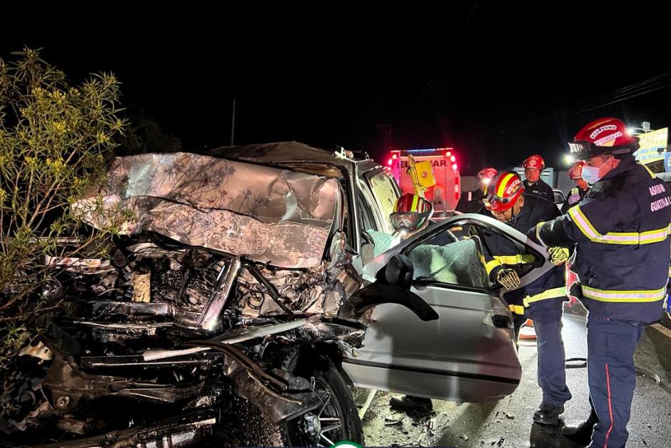 Tras la colisión, bomberos rescataron el cuerpo de uno de los conductores que quedó atrapado entre los hierros torcidos del vehículo. (Foto: ASONBOMD)