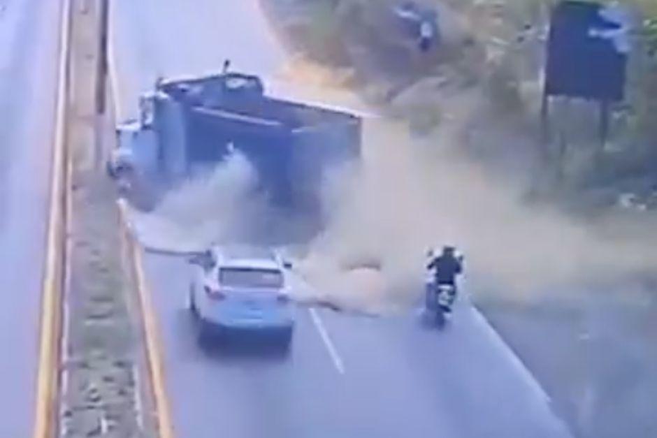 El camión se incorporó a la carretera de manera repentina. (Foto: Captura de video)