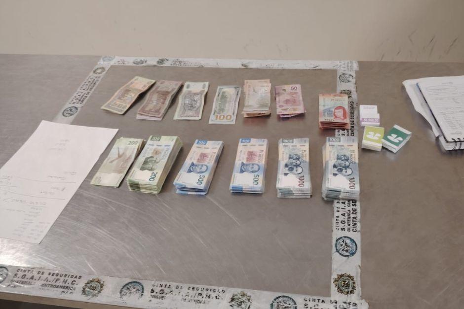 La mujer no supo justificar la procedencia del dinero. (Foto: PNC)