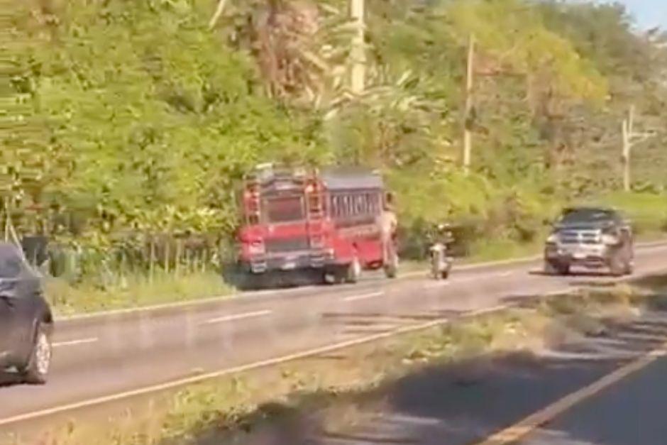 Los buses fueron captados desde otro vehículo. (Foto: Captura de video)