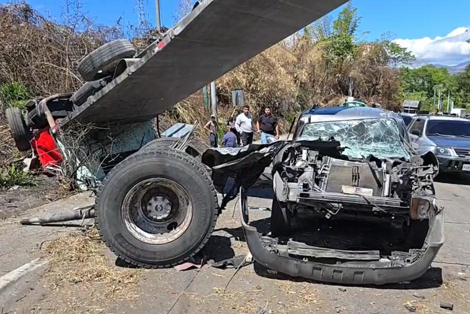 El impacto causo que el tráiler volcará sobre la ruta. (Foto: RRSS)