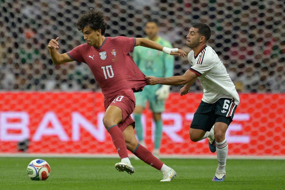 El mexicano Erik Lira trata de frenar al veloz Joao Félix, el 10 de la selección portuguesa. (Foto: AFP)