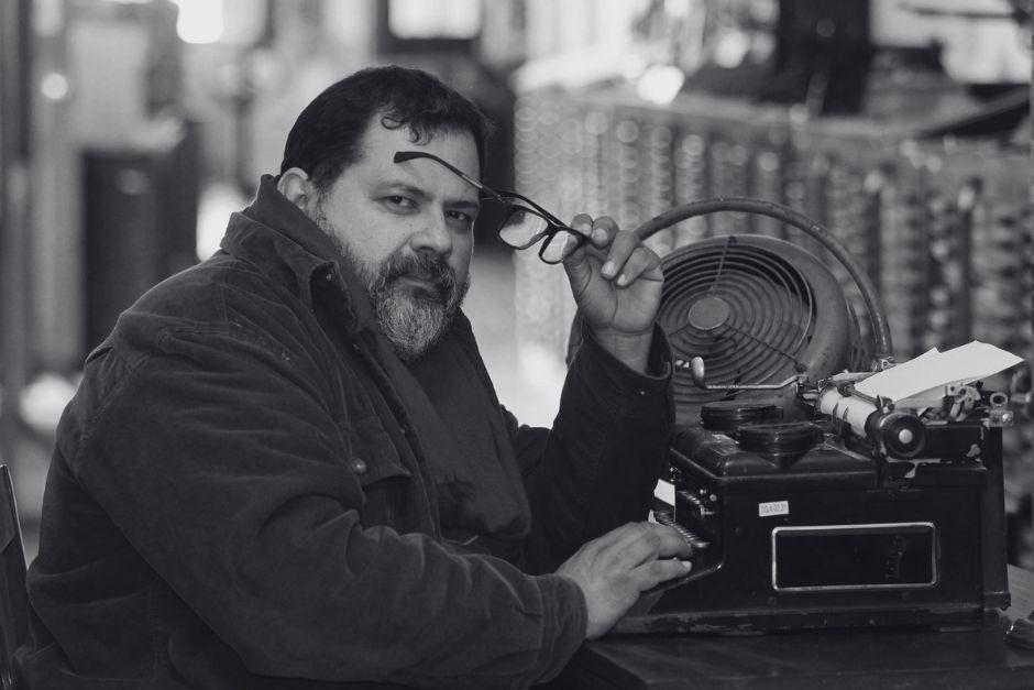 En 2017 fue galardonado con el máximo reconocimiento a la literatura guatemalteca, el Premio Nacional de Literatura Miguel Ángel Asturias. (Foto: RRSS)