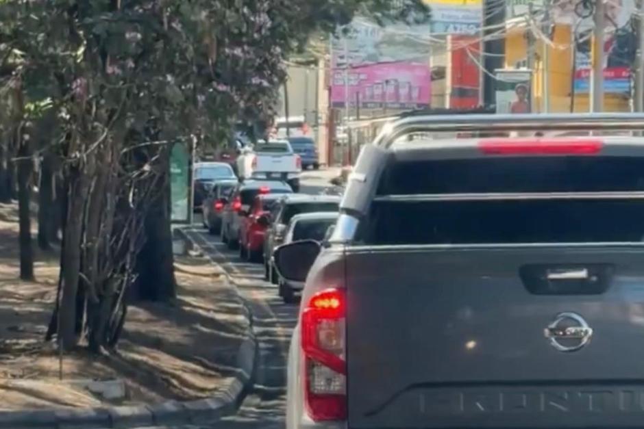  Se reporta tránsito lento hacia occidente en el sector de San Cristobal, Mixco. (Foto: Amilcar Montejo)