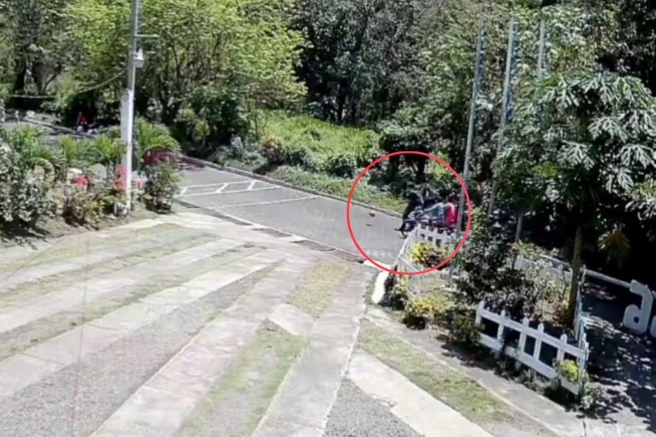 Una pareja que circulaba en un vehículo de dos ruedas resultó herida. (Foto: Captura de video)