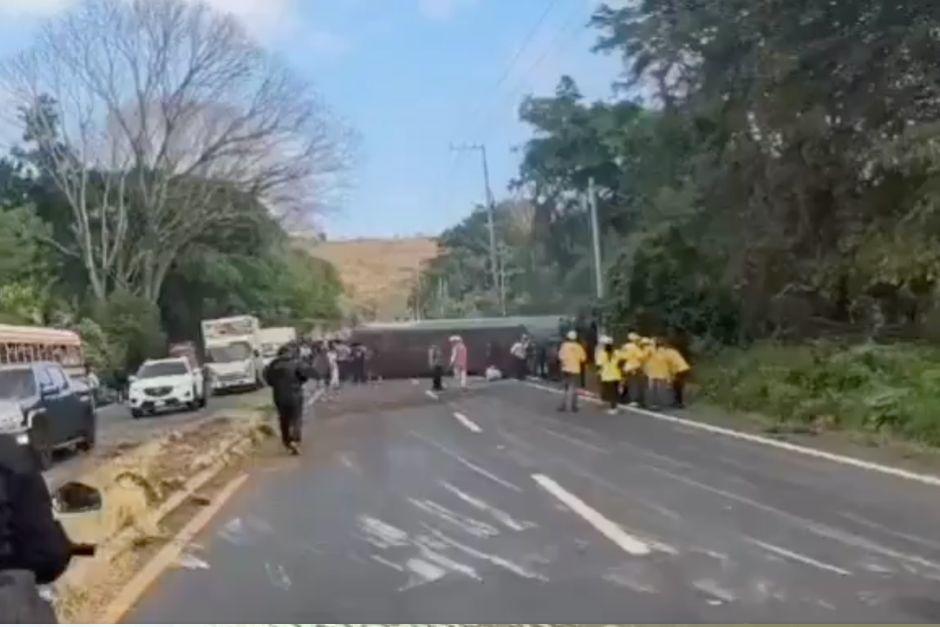 Ell bus quedó volcado sobre la cinta asfáltica y deja a más de 10 personas heridas. (Foto: Captura de video)