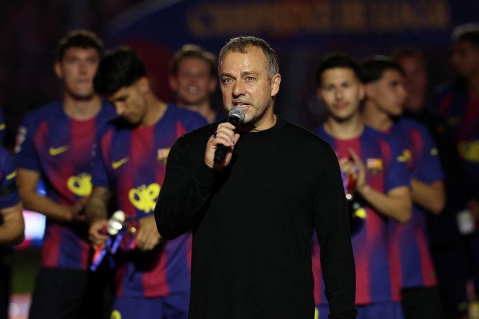 En medio de los festejos, Flick agradeció a los aficionados por el apoyo en un momento personal complicado. (Foto: AFP)