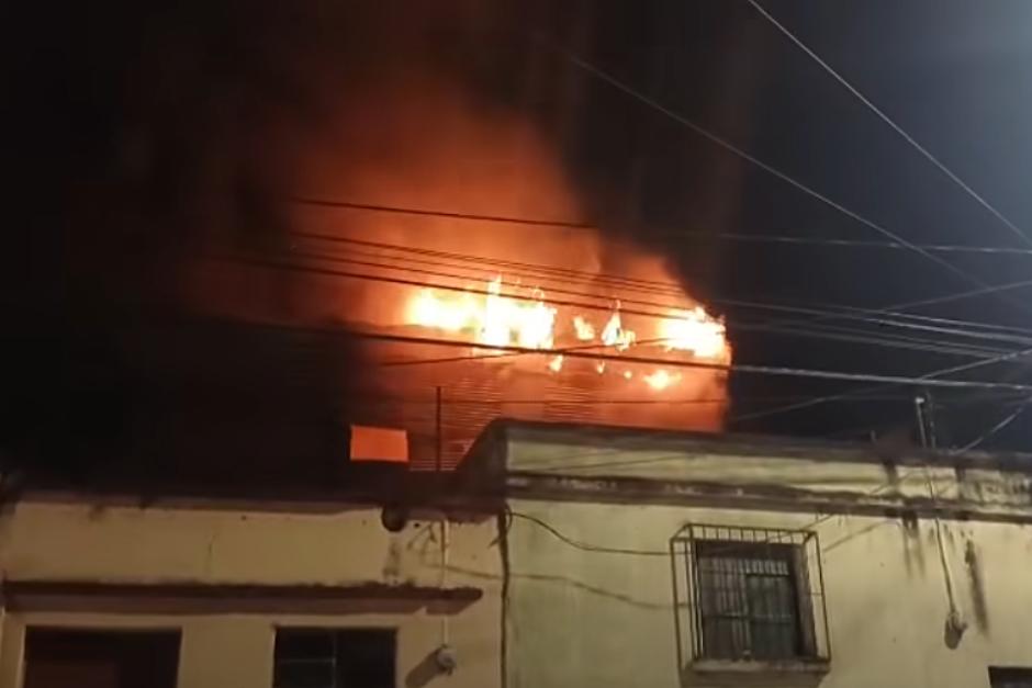El siniestro dejó daños materiales y preocupó a los vecinos de La Esperanza en Mixco. (Foto: Captura de video)