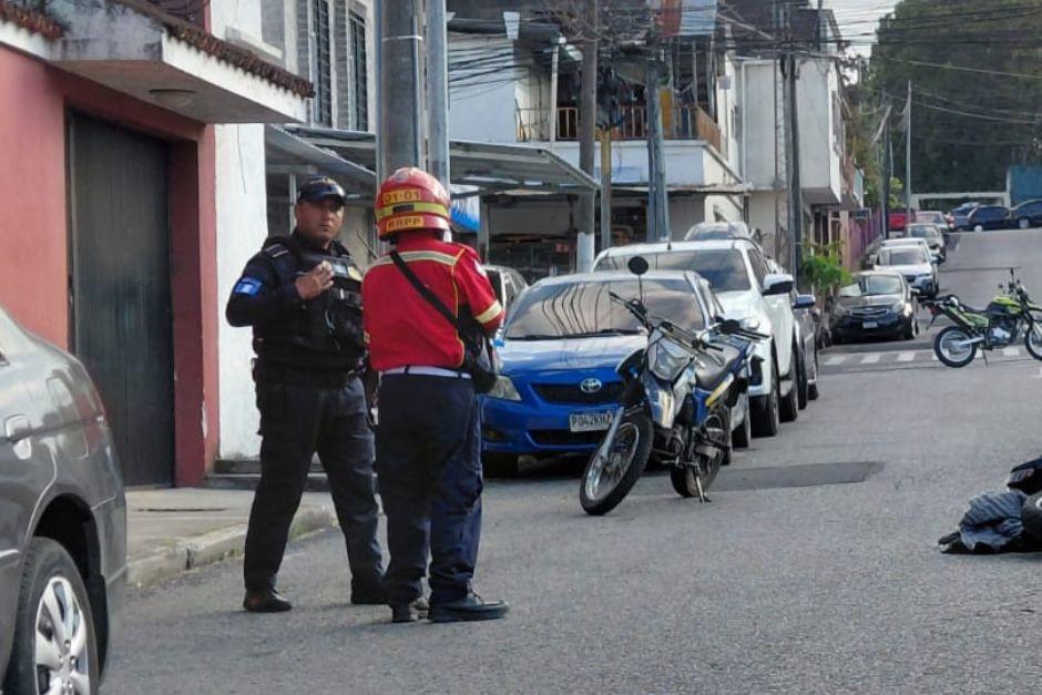 Un hombre herido es el saldo del hecho de violencia esta tarde en zona 13. (Foto: Bomberos Municipales)