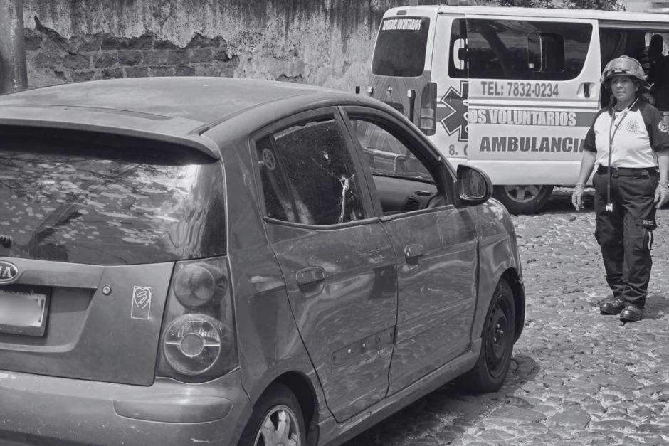 Un hombre y una mujer fallecieron tras ser atacados a balazos en Antigua Guatemala. (Foto: Bomberos Voluntarios)