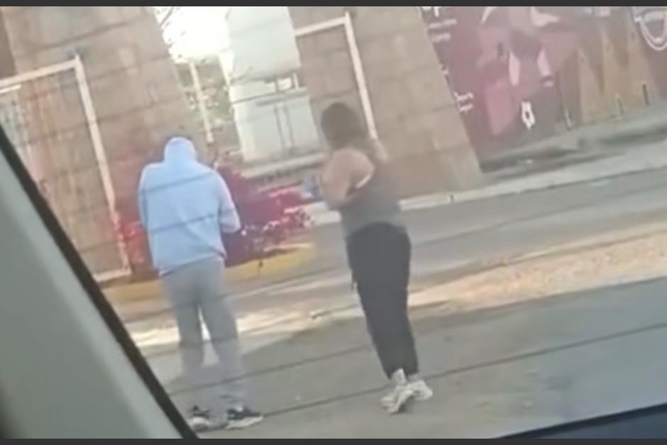 La mujer logró proteger a su hijo de tres años. (Foto: captura de video)