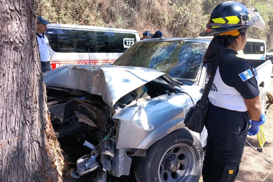El conductor perdió el control y terminó colisionando contra un árbol que se encontraba en el arriate central. (Foto: Bomberos Voluntarios)