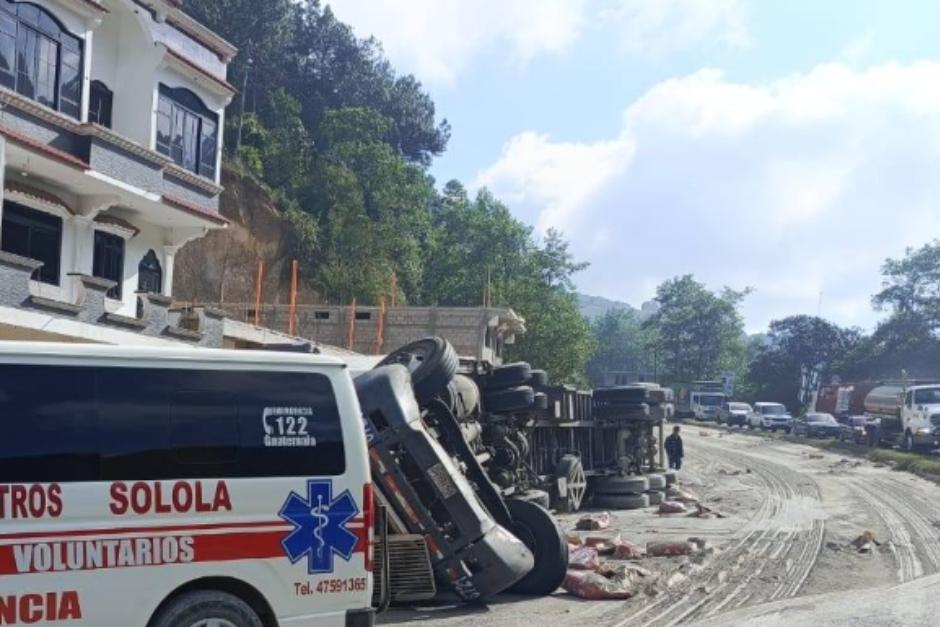 El transporte pesado quedó obstruyendo la vía. (Foto: Bomberos Voluntarios Los Encuentros)