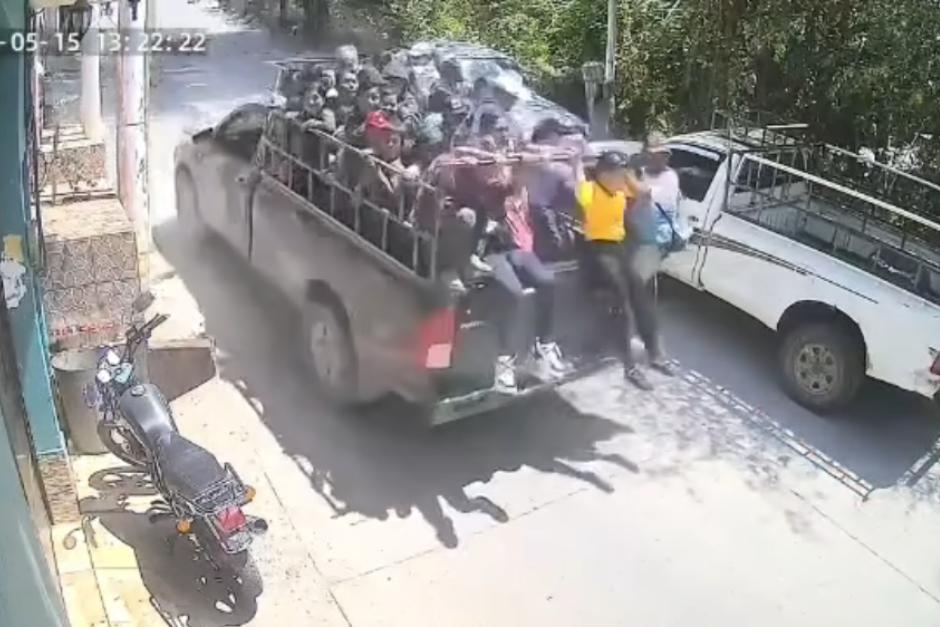 Las imágenes muestran a un picop con sobrecarga retroceder a alta velocidad antes del percance. (Imagen: captura de pantalla)