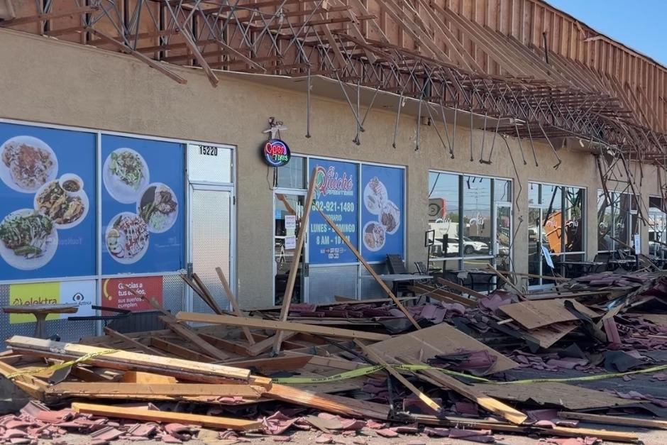 Parte del techo y la fachada de un centro comercial colapsaron en Phoenix, Arizon. (Foto: Univisión Arizona)