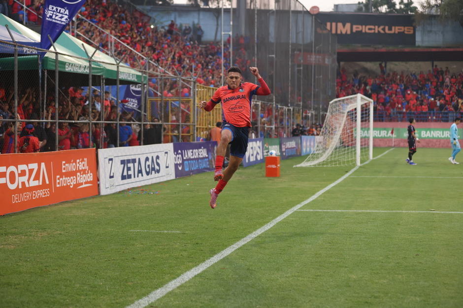 Los rojos igualaron las acciones momentos después del gol de Xela. (Foto: Juan Mijangos / Nuestro Diario) 