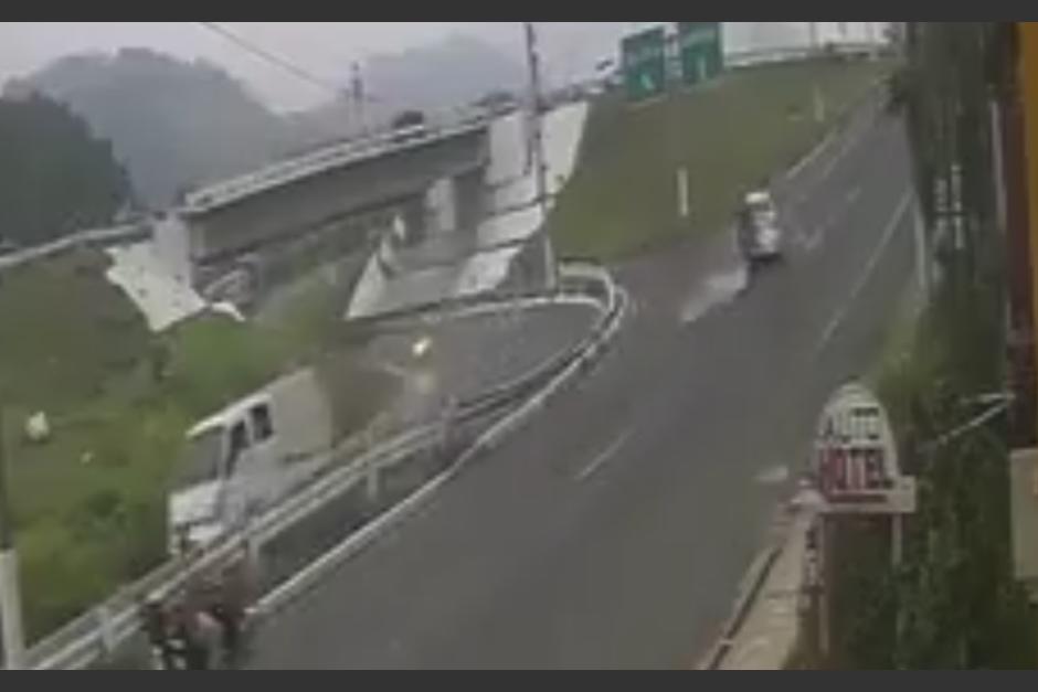 El conductor del auto no alertó sobre la maniobra que realizaría. (Foto: captura de video)