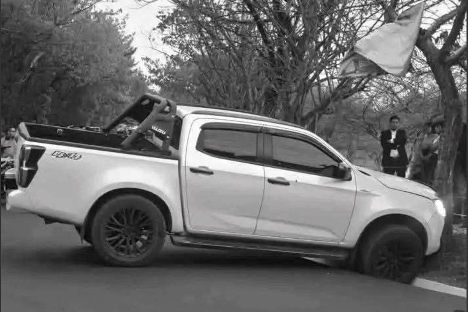 El cuerpo del funcionario quedó dentro de su auto. (Foto: redes sociales)