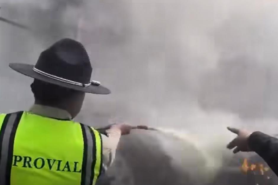Agentes de Provial brinda apoyo luego que un transporte pesado se prendiera en llamas. (Foto: Captura de video)