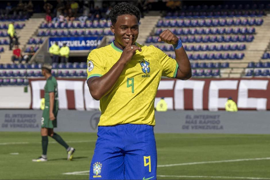 Ingresó al campo junto a la selección de Brasil con 17 años, 3 meses y 23 días.