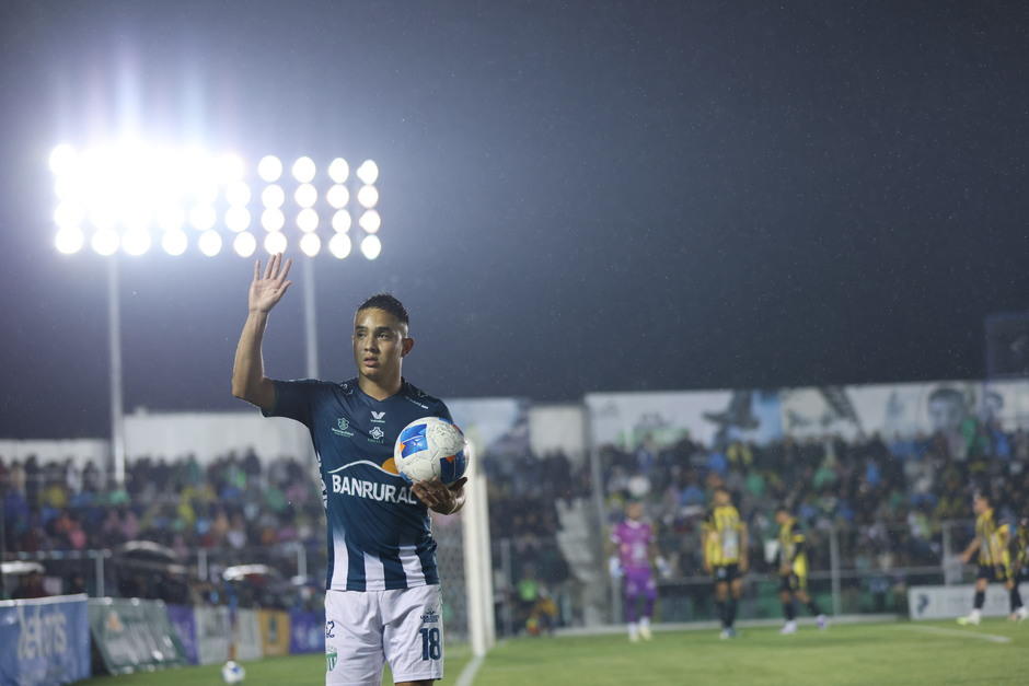 Óscar Santis estaría cerca de iniciar una nueva aventura en Asia. (Foto: Juan Mijangos / Nuestro Diario) 