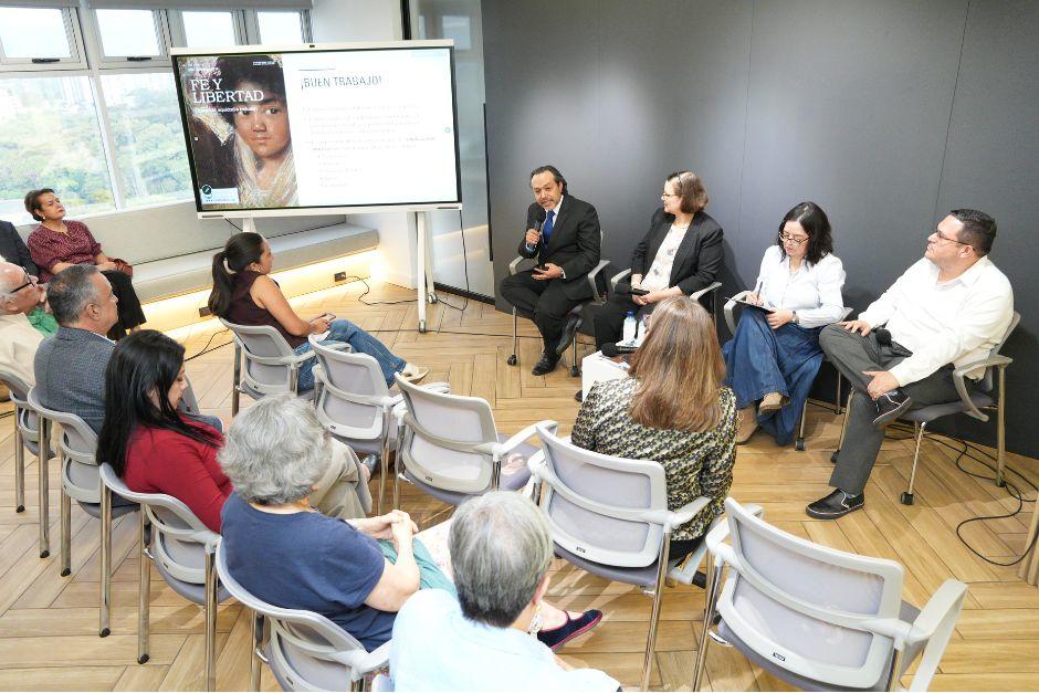 Por medio de un panel-foro se llevó a cabo la presentación de una nueva edición de la revista "Diversidad, equidad e inclusión". (Foto: Wilder López/Soy502)