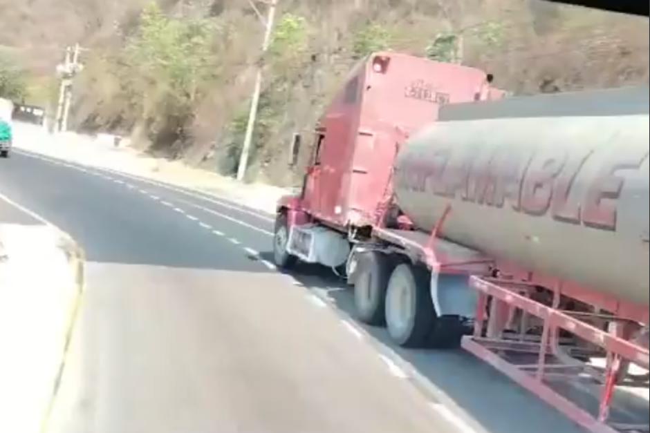 La peligrosa maniobra fue grabada en la carretera. (Foto: captura de video)