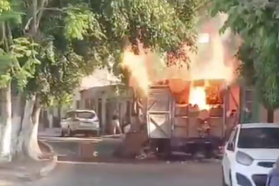 El incendio ocurrió durante la mañana de este jueves. (Foto: Captura de video)
