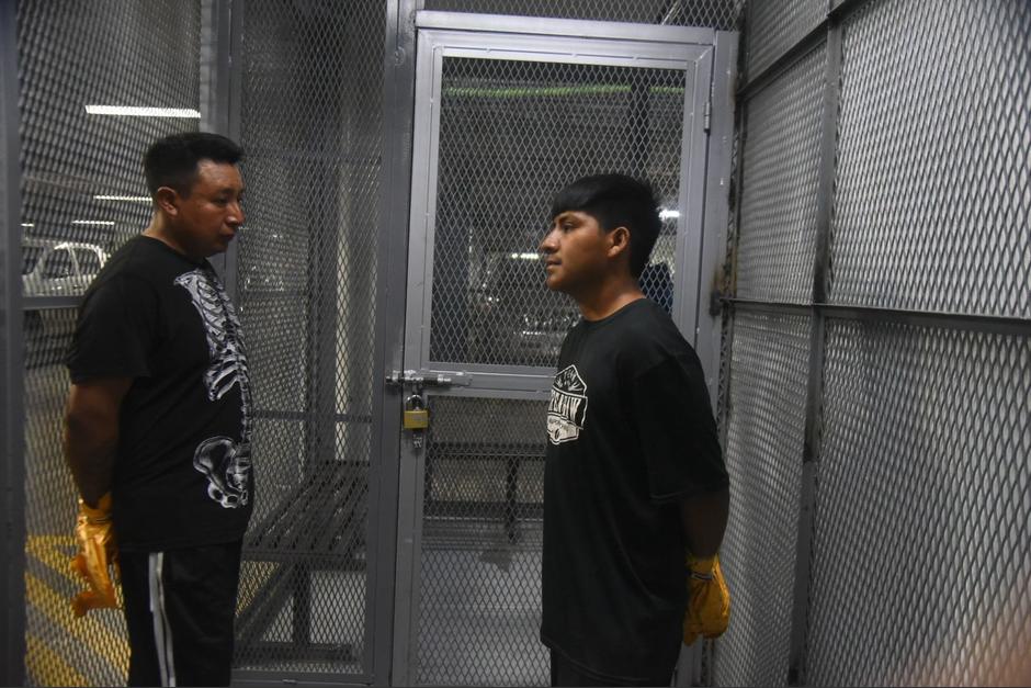 Los dos capturados por el ataque a la Concejal de la Municipalidad de Chinautla esperan en la Torre de Tribunales. (Foto: Cortesía/Soy502)