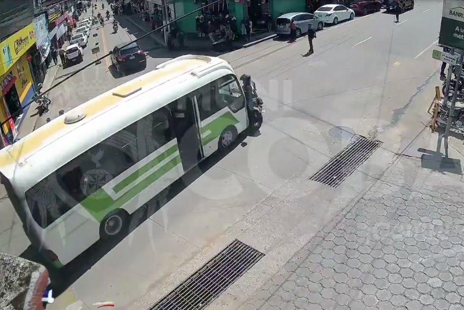 El autobús no logró frenar a tiempo y atropelló a un motorista en Cobán, Alta Verapaz. (Foto: Captura de video)