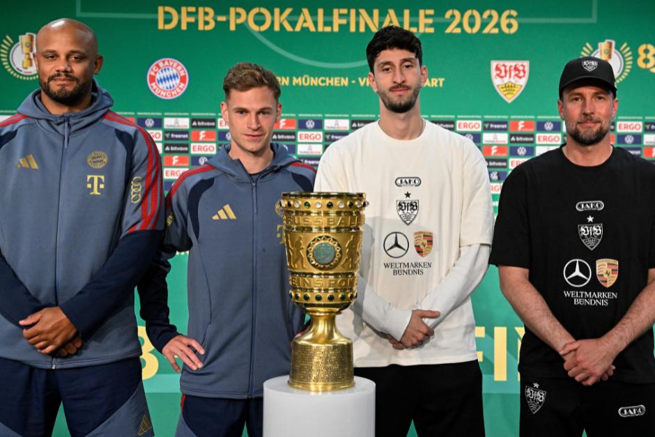 Los técnicos y capitanes se tomaron la foto oficial en la previa junto al trofeo que esperan levantar, para llevarlo a sus vitrinas. (Foto: AFP)