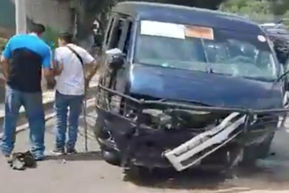 El microbús descontrolado impactó en un muro. (Foto: Captura de video)