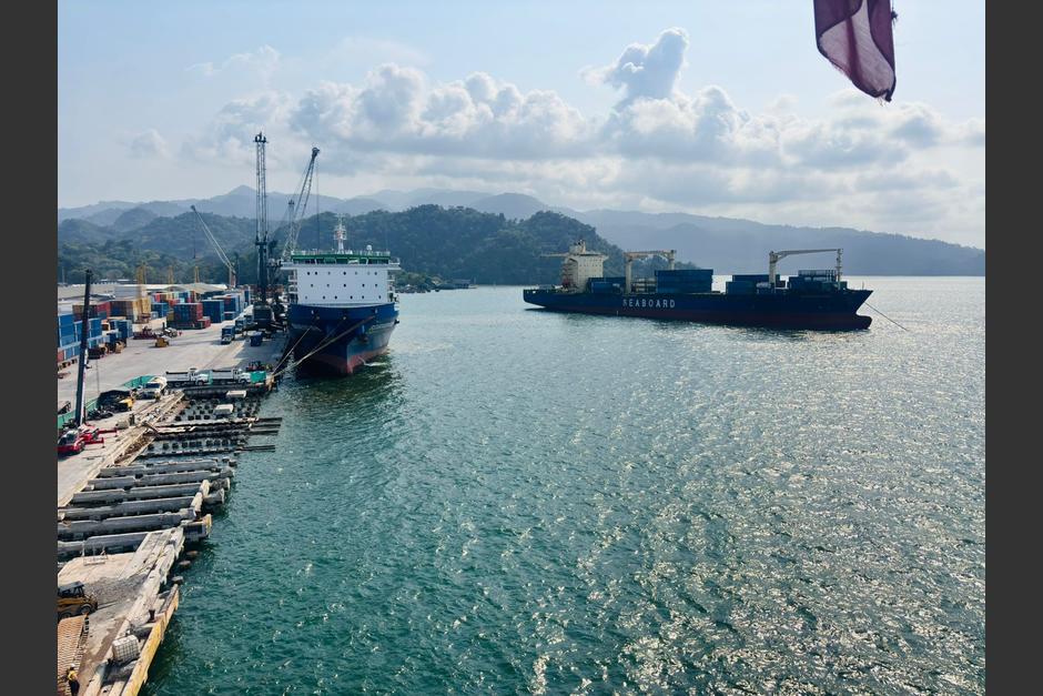 Buques mercantes chocan este sábado en Puerto Santo Tomás. (Foto: Ministerio de Defensa)