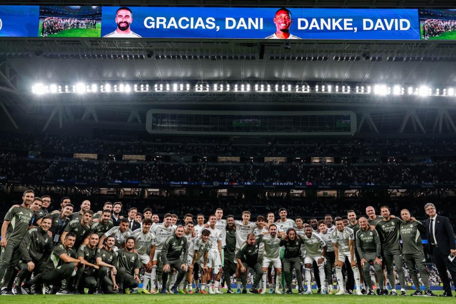 El equipo y el Santiago Bernabéu se despidieron de Carvajal y de Alaba, tras el pitazo final y con una victoria. (Foto: Real Madrid)
