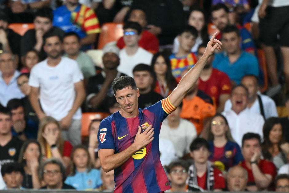 El polaco se encargó de abrir el marcador en su último partido como azulgrana. (Foto: AFP) 