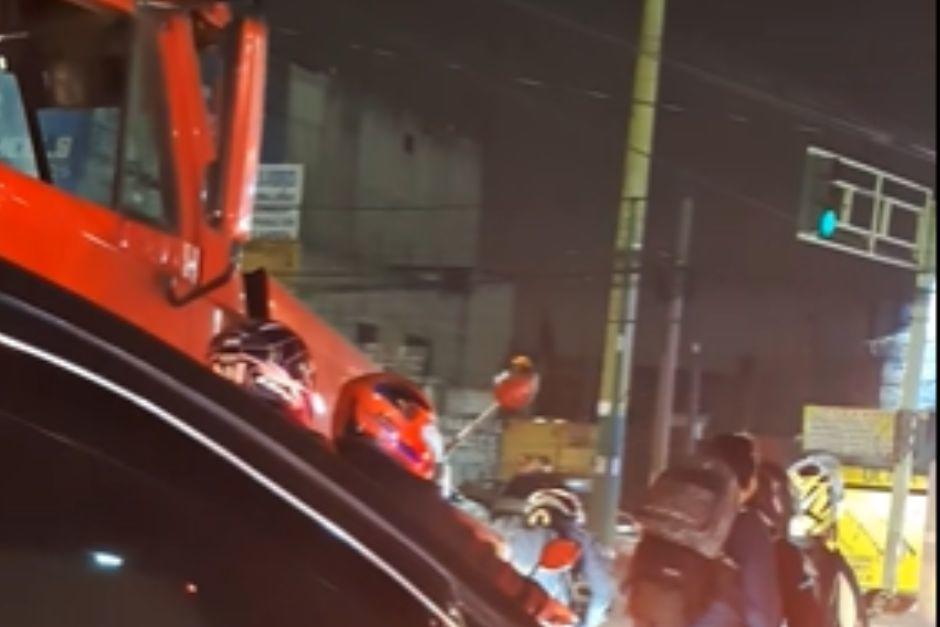 El video muestra cuando el conductor se coloca frente a un tráiler. (Foto:captura de video)