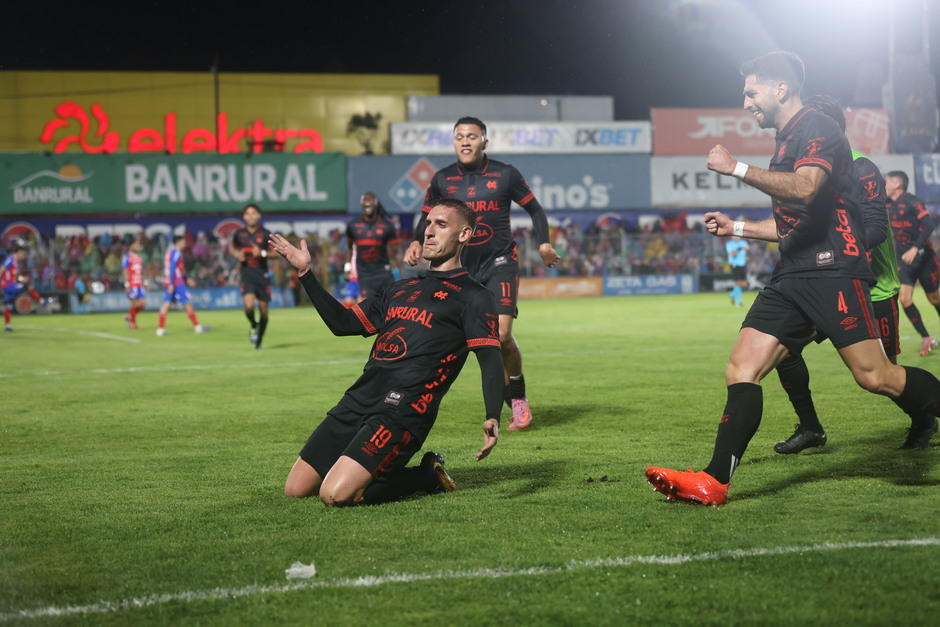 Los rojos aseguraron el título en el estadio Mario Camposeco. (Foto: Juan Mijangos / Nuestro Diario) 