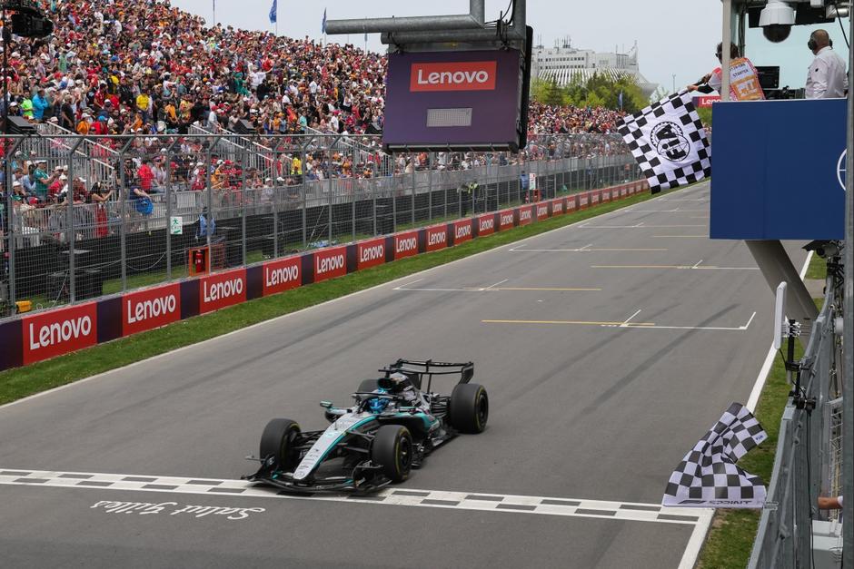 El piloto británico de Mercedes, George Russell, cruza la línea de meta en primer lugar al ganar la carrera Sprint previa al Gran Premio de Canadá de Fórmula 1 de 2026 en el Circuit Gilles-Villeneuve en Montreal, Canadá. (Foto: AFP)