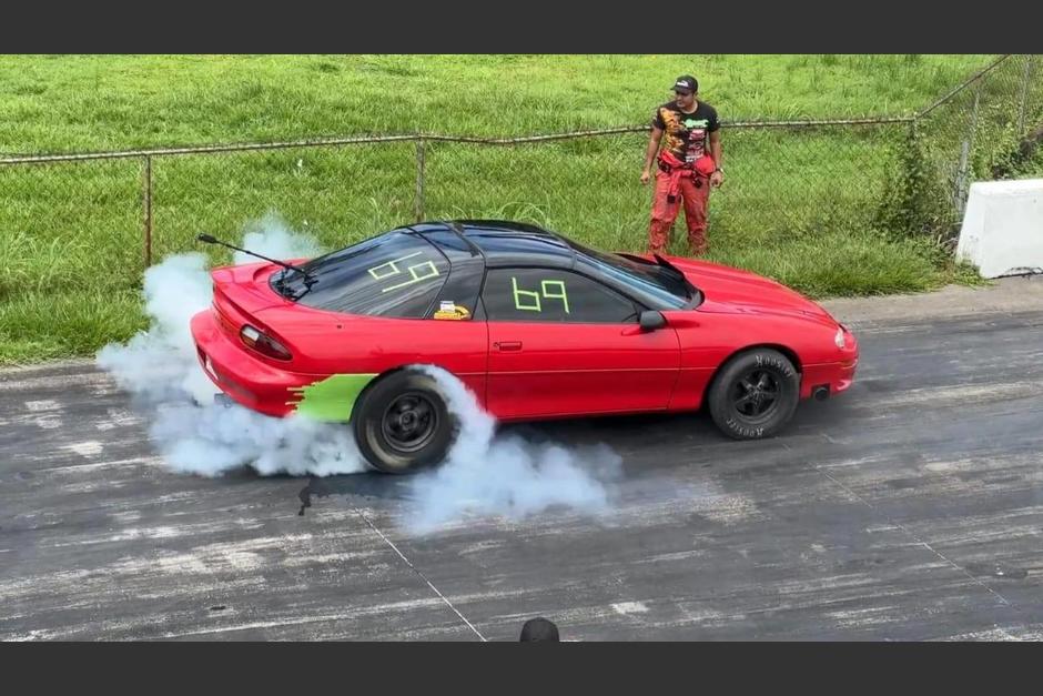 Roger Girón, al mando de su poderoso Chevrolet Camaro 5.3 LS Turbo, triunfó en el Top 10 de aceleración. (Foto: Guatemala Raceway)