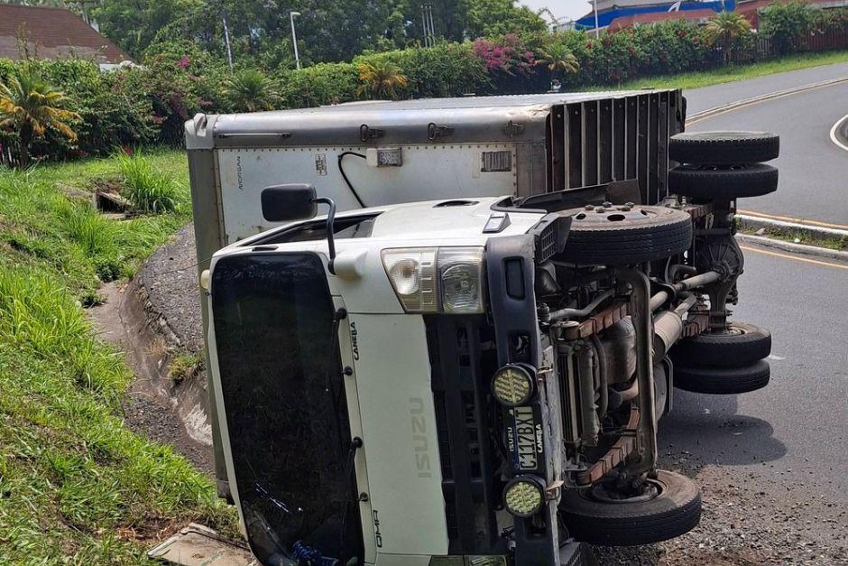 El transporte quedó varado sobre la vía tras el percance. (Foto: RRSS)